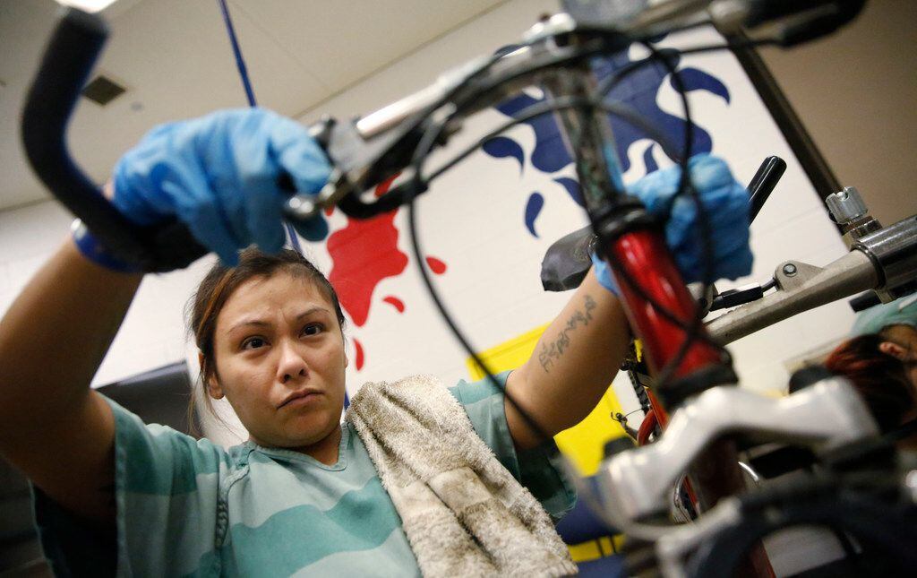 In Dallas County jail, inmates are turning discarded bicycles into