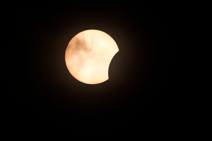 Así comenzó a verse el eclipse en Fort Worth el 8 de abril.