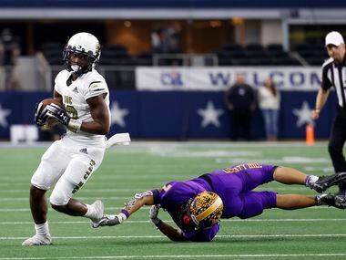 South Oak Cliff running back Ke'Undra Hollywood (12) slips the tackle of Liberty Hill...