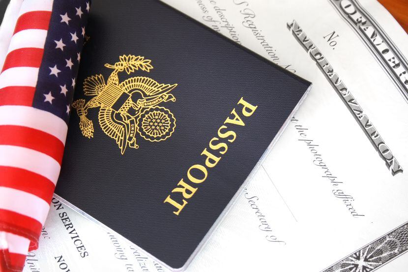 Un certificado de naturalización y un pasaporte de Estados Unidos.