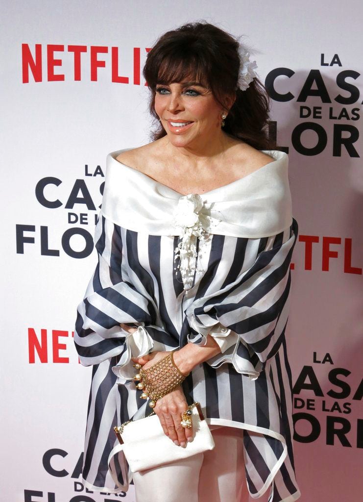 La actriz mexicana Verónica Castro posa en la alfombra roja de la serie de Netflix “La Casa...