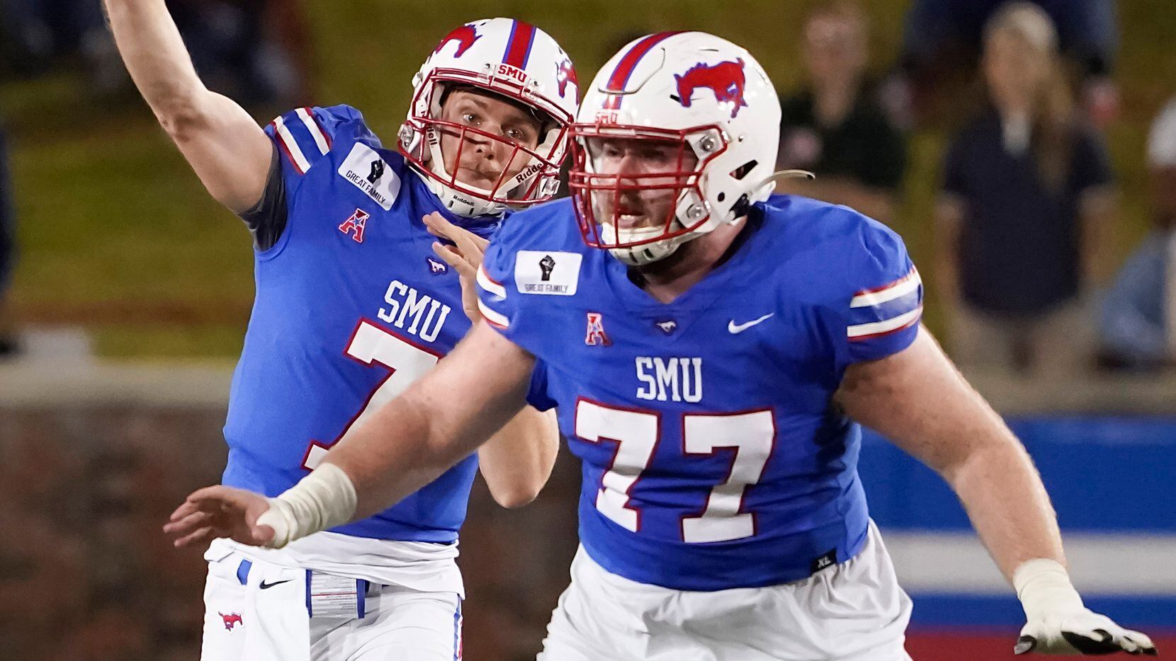 SMU quarterback Shane Buechele (7) throws a pass behind the protection of SMU offensive...