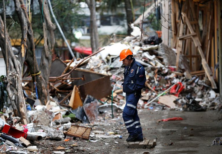 Un rescatista observa los derrumbes de propiedades en la Ciudad de México, el lunes 2 de...