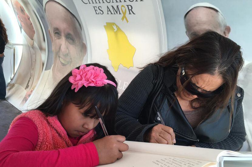 Neida Ramírez, de 10 años, escribe un mensaje de oración para el papa Francisco. Como miles...