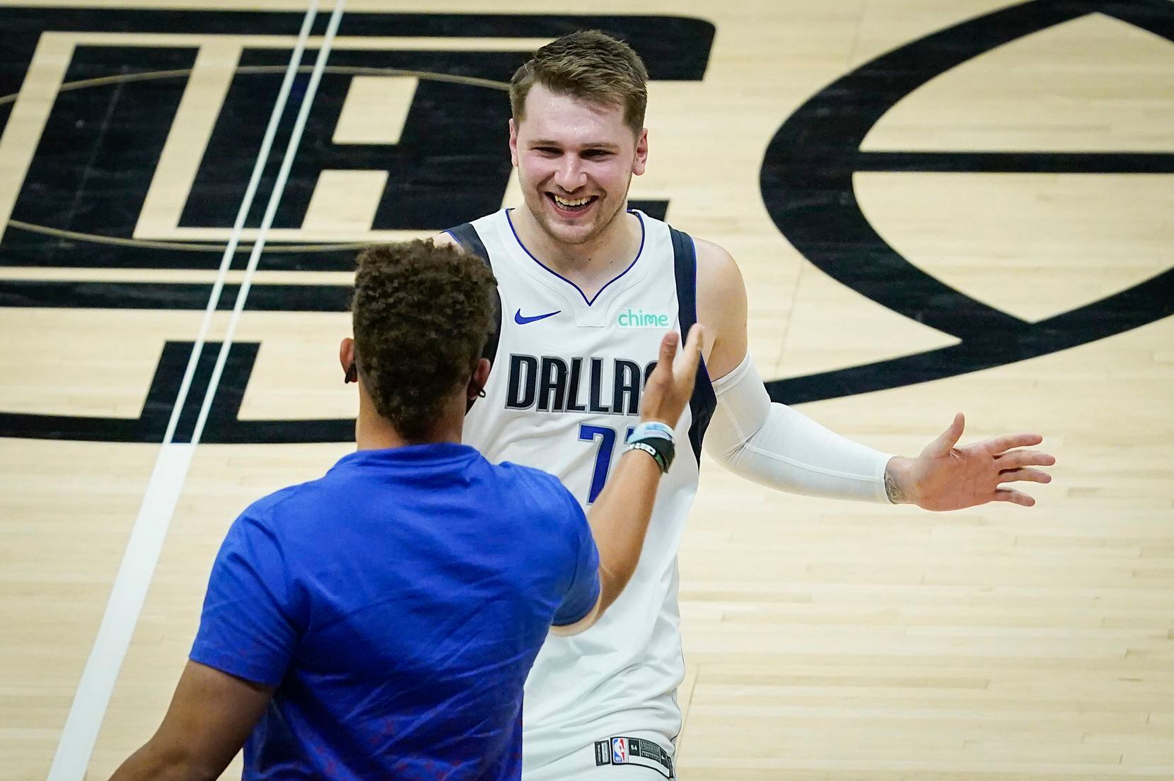 Photos: Luka Doncic puts on a show for Dirk Nowitzki, Patrick Mahomes ...