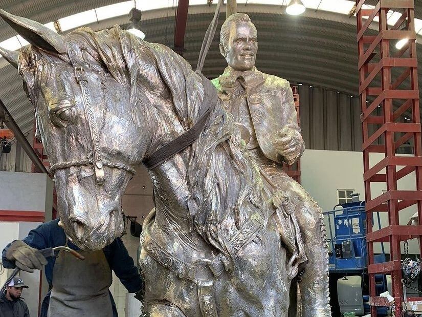 a estatua de Vicente Fernández de casi 10 pies de altura (unos tres metros) y cuatro...