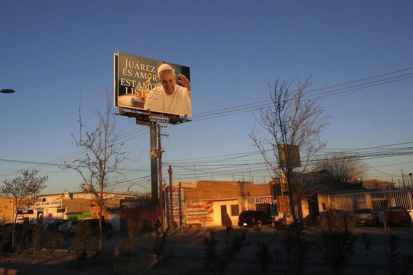 Un cartel de la bienvenida al papa Francisco en Ciudad Juárez, alguna vez considerada como...