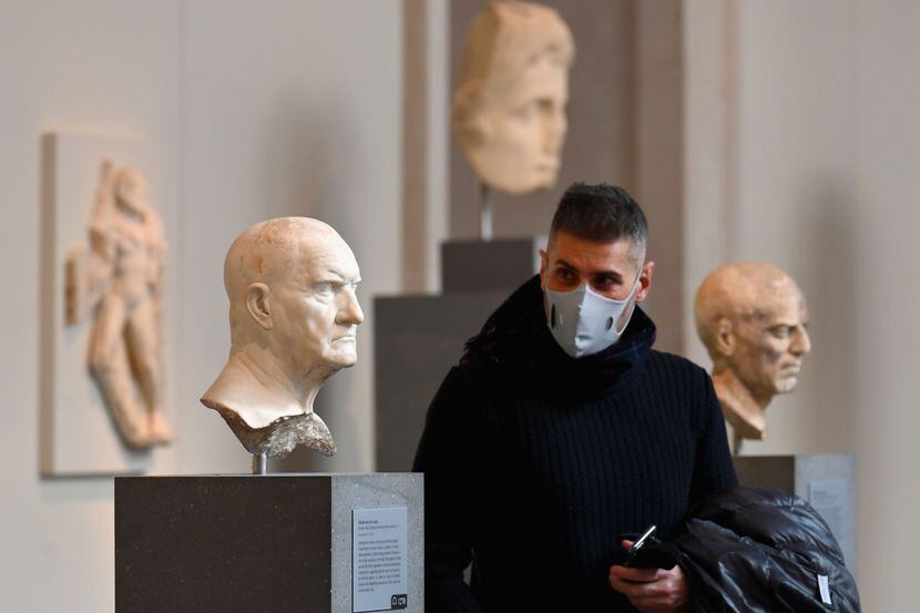 Un visitantes con cubrebocas recorre el Metropolitan Museum of Art de Nueva York. Los CDC...