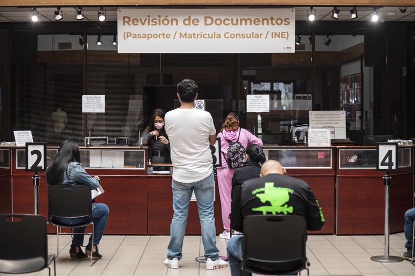 Los pasaportes mexicanos tienen nuevo precio a partir de 2021. Se pueden obtener mediante...