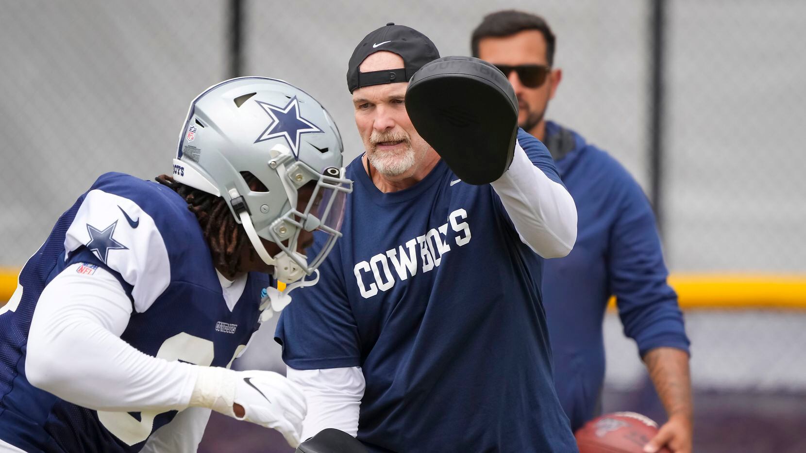 El coordinador defensivo de los Cowboys de Dallas, Dan Quinn, trabaja con el ala defensiva...