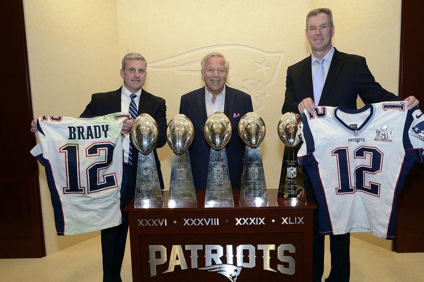 Foto del FBI con las dos camisetas recuperadas de Tom Brady. 
