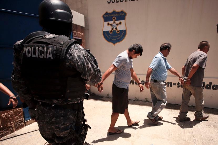 La policía arrestó a un grupo de personas acusadas de tráfico de migrantes en El Salvador.