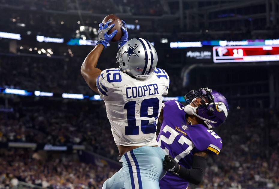 El receptor de los Cowboys de Dallas, Amari Cooper, captura un pase en el juego contra los...