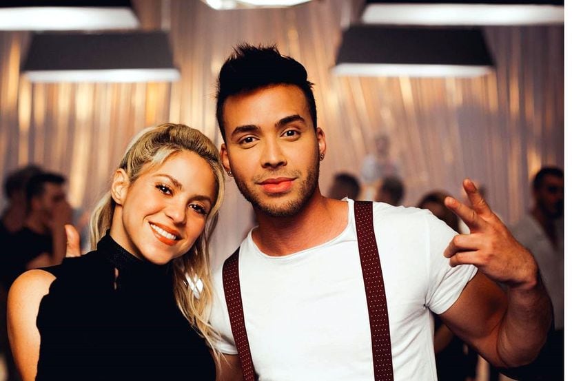 Shakira (izq.) canta y participa en el video de “Deja Vu”, junto a Prince Royce (der.)/...