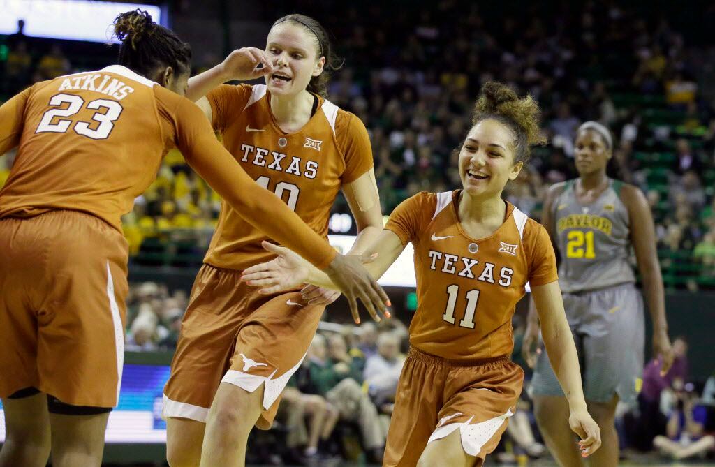 Texas Basketball Player Brooke Mccarty Gets Engaged After Practice And Her Teammates Go Wild 9139