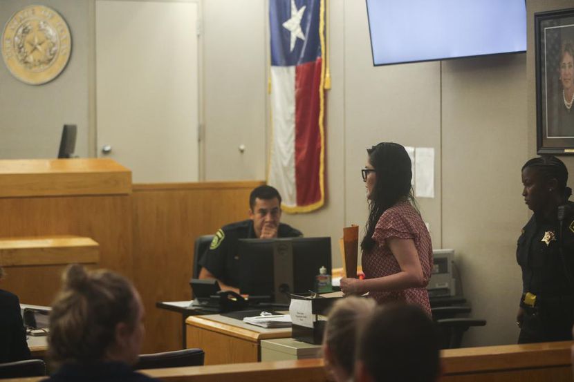 Brenda Delgado, acusada de asesinato, ingresa a la corte donde se desarrolla el juicio por...