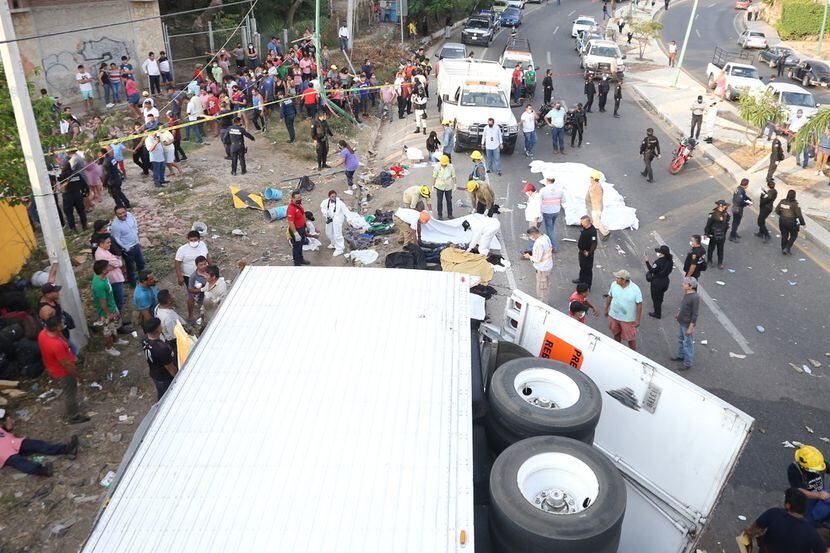 El trailer volcado donde viajaban decenas de migrantes centroamericanos en una carretera de...