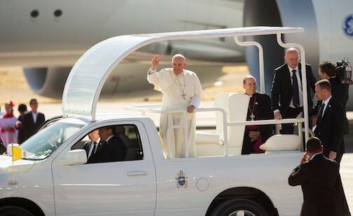 El papa Francisco saluda a su arribo al Aeropuertp Internacional Benito Juárez en México, el...