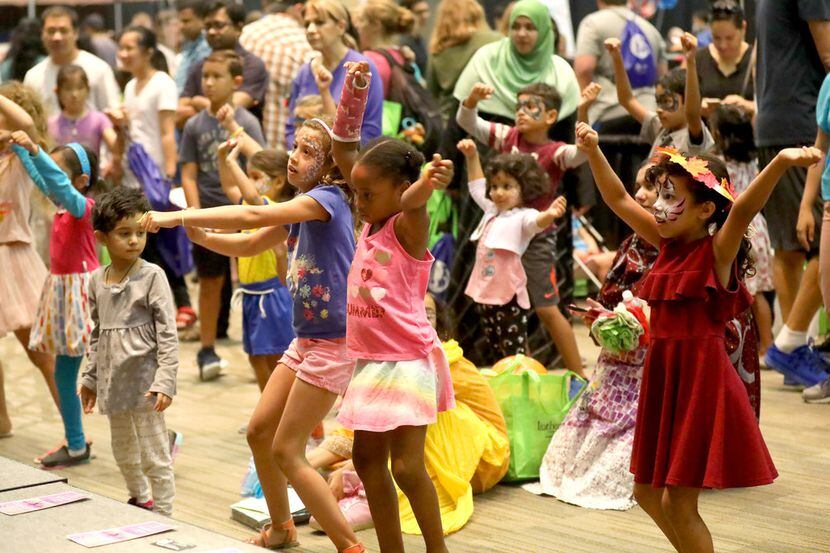 Un grupo de niños baila durante una demostración de baile en la feria Families First que se...