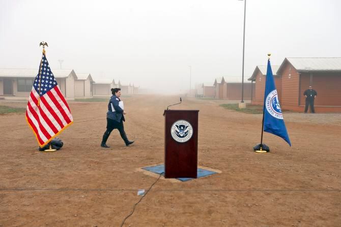 La Patrulla Fronteriza allana un campamento de un grupo humanitario que ayuda a inmigrantes,...