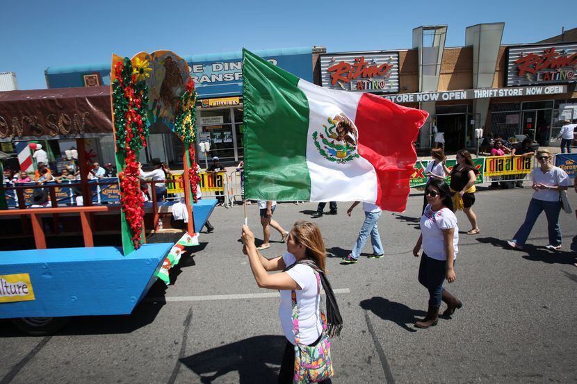 El tradicional desfile del Cinco de Mayo fue pospuesto. Los organizadores esperan poder...