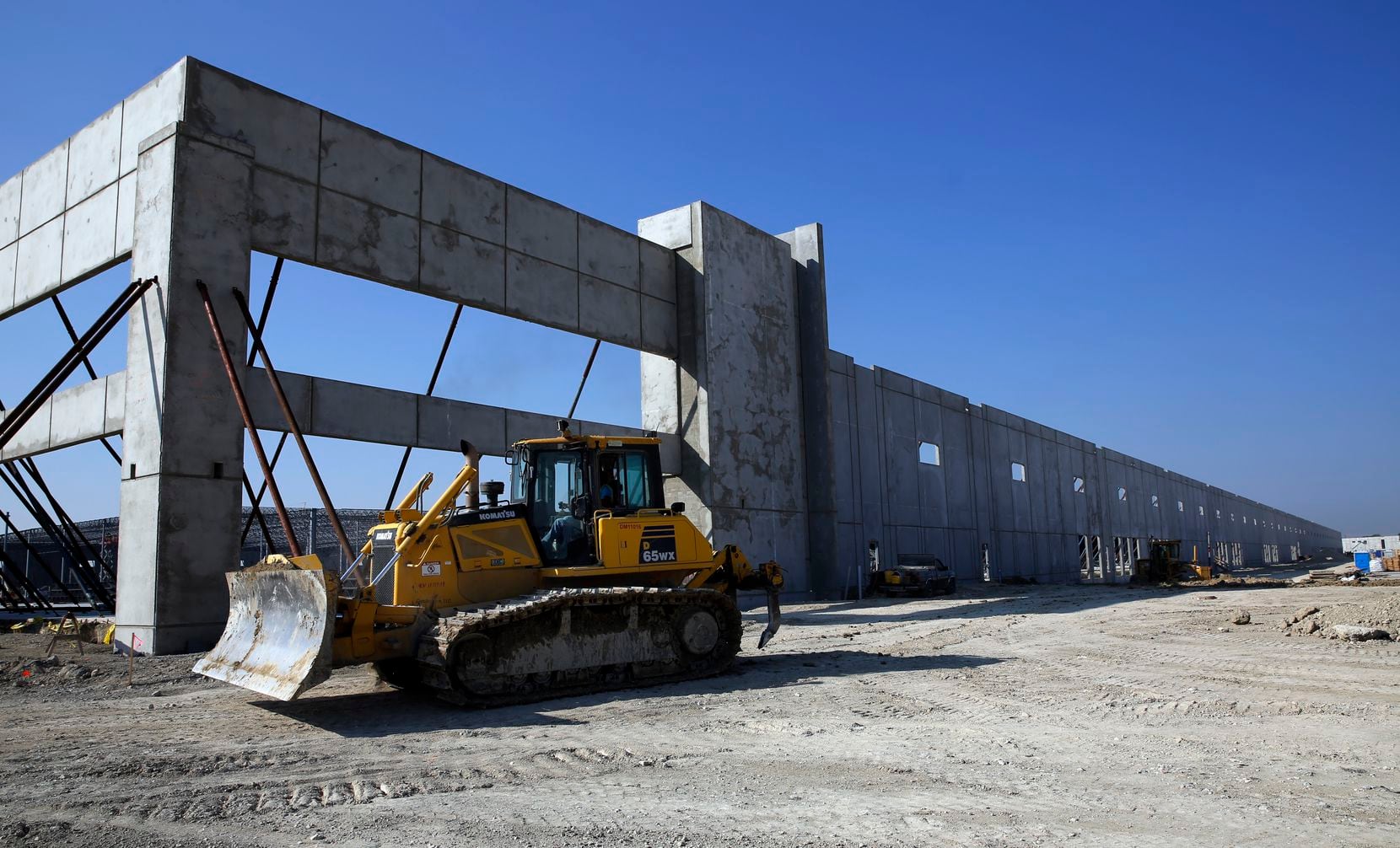 North Texas warehouse construction is still growing as leasing surges.