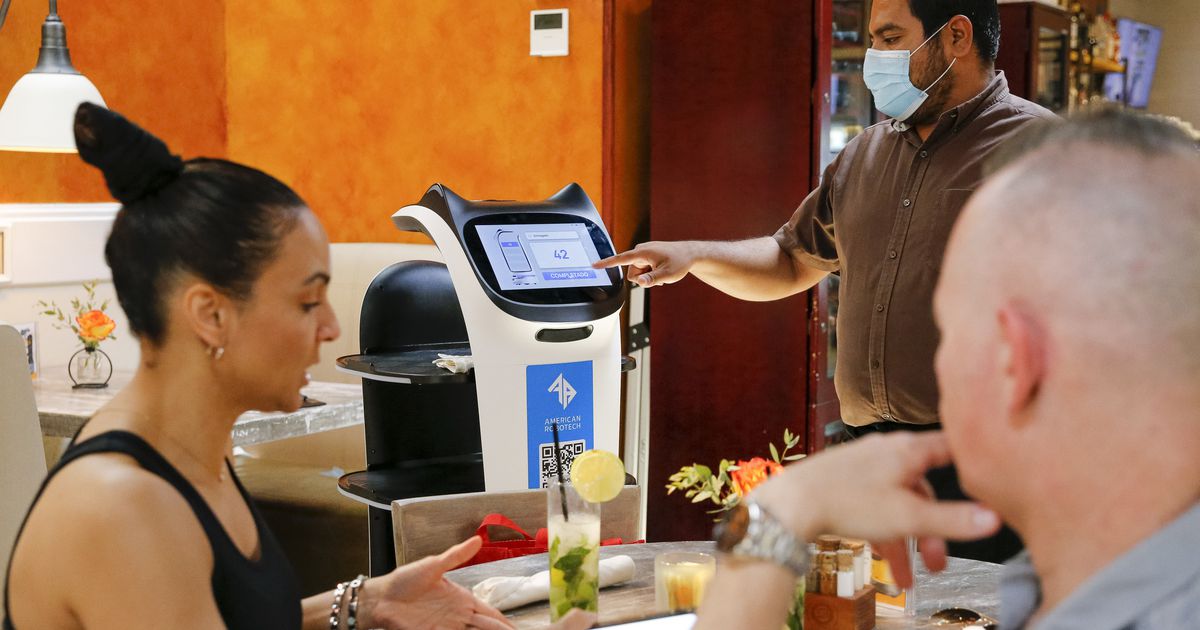Real-life ‘Jetsons’? Watch robots cheerfully serve food at this Dallas restaurant