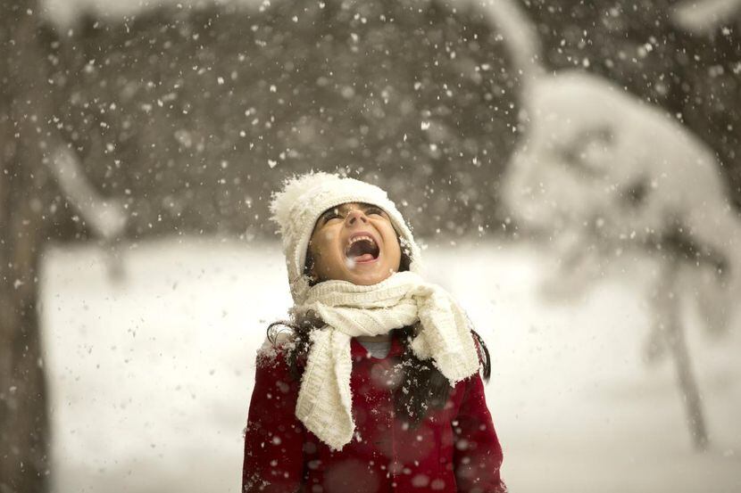 Tratar de capturar escharcha de nieve con la boca es divertido durante el invierno y no ex...