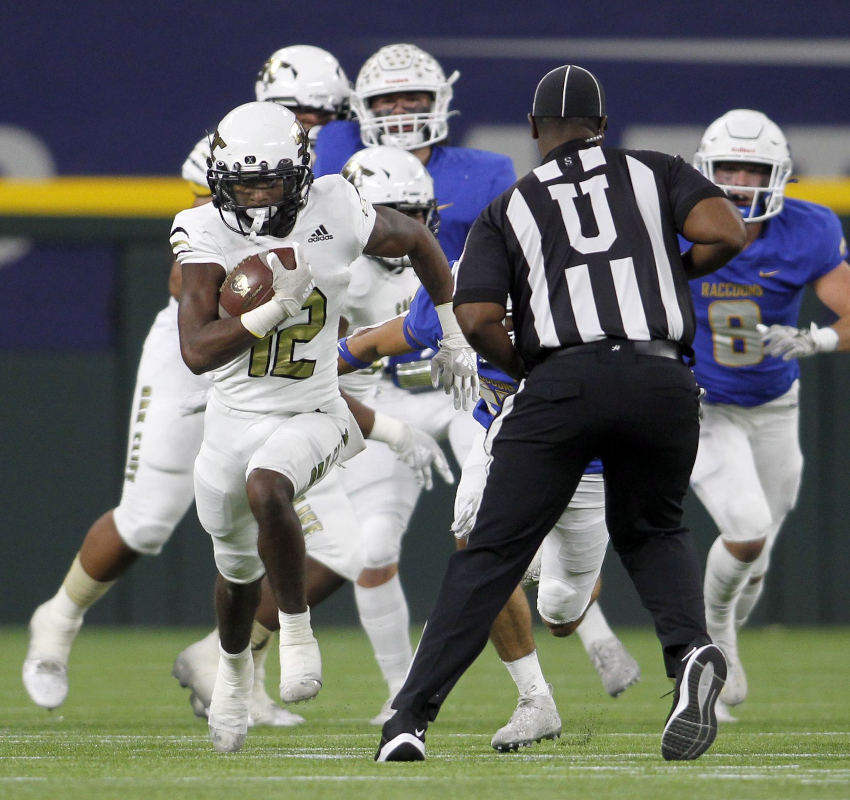 South Oak Cliff running back KeAndra Hollywood (12) sprints into the Frisco secondary as a...