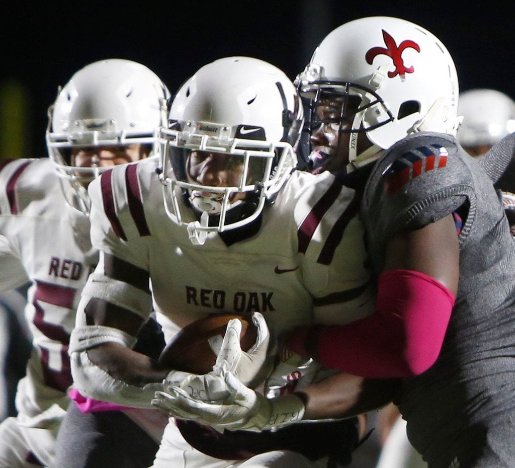 Red Oak running back Zach Sanders (9) drives into the end zone as Dallas Kimball linebacker...