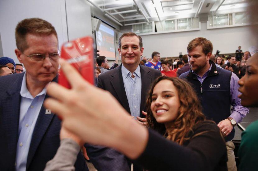 Ted Cruz posa para una fotografía con una simpatizantes durante un evento en Miami, el...