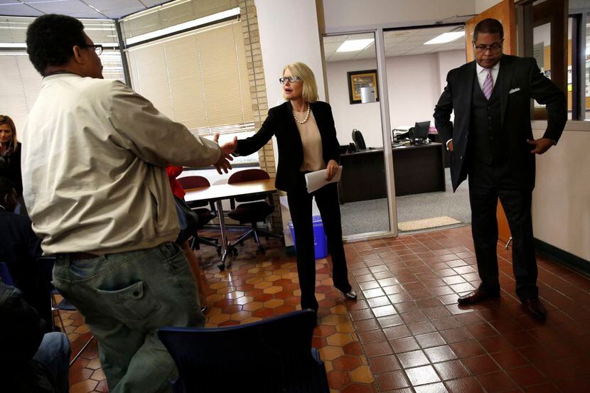 Susan Hawk, fiscal de Dallas, saluda a Torrey T. Turner, una persona que fue arrestada en...