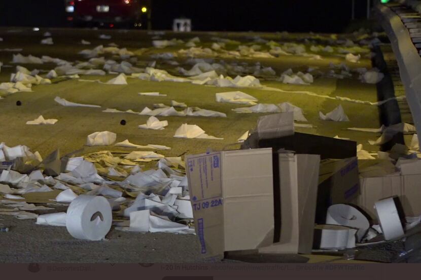 Miles de rollos de papel de baño se esparcieron por la Interstate 20 en Hutchins la mañana...