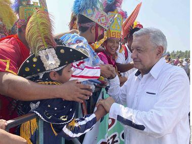El presidente de México Andrés Manuel López Obrador saluda a personas que asistieron a un evento en Costa Chica, Guerrero.