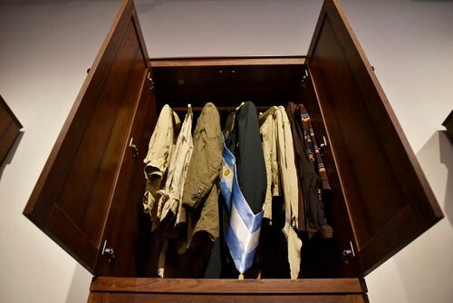 Un armario antiguo con ropa de argentinos desaparecidos y del dictador Jorge Videla, en la...