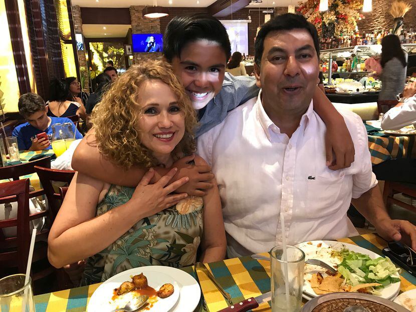Nora Judith González y su esposo Alejandro Fuentes son acompañados por su hijo Karol...