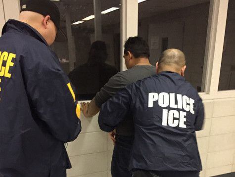 Agentes de ICE deteniendo a un hombre. Northwest Immigrant Rights Project, de Seattle,...