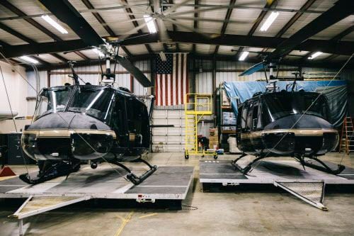 Unos helicópteros UH-1N Huey, una vez usados por los infantes de marina en Marine Corps,...