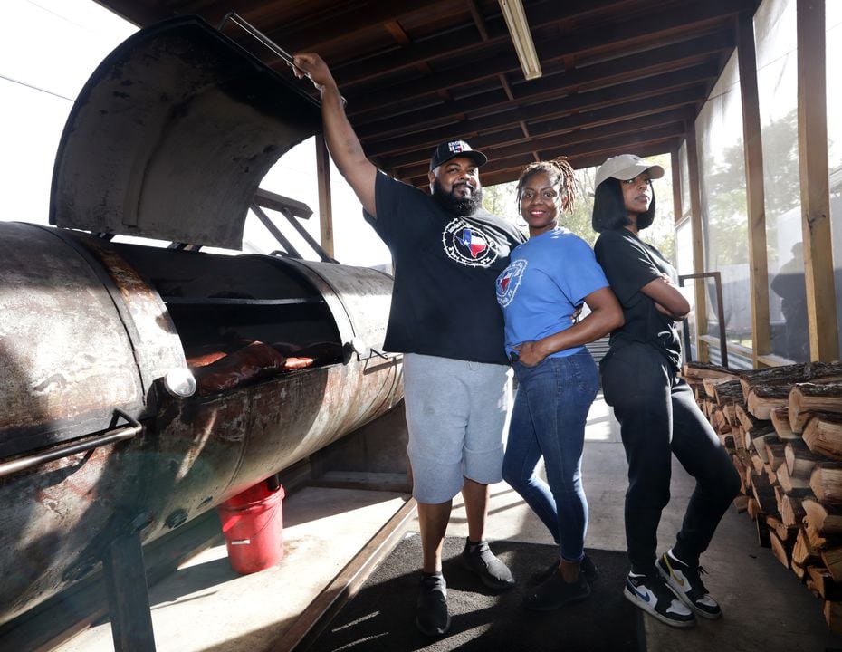 Derrick Walker, left, Kesha Walker, Ariyana Walker pose for a photograph at Smoke-A-Holics...