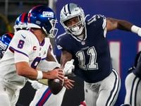 New York Giants quarterback Daniel Jones (8) scrambles away from Dallas Cowboys linebacker...