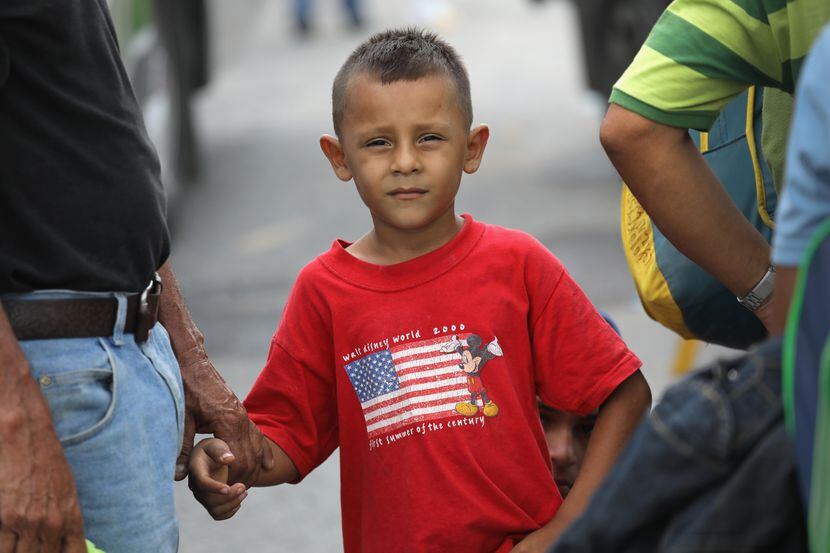 David Cortez, de 7 años, junto a su padre, es parte de una caravana de cientos de migrantes...