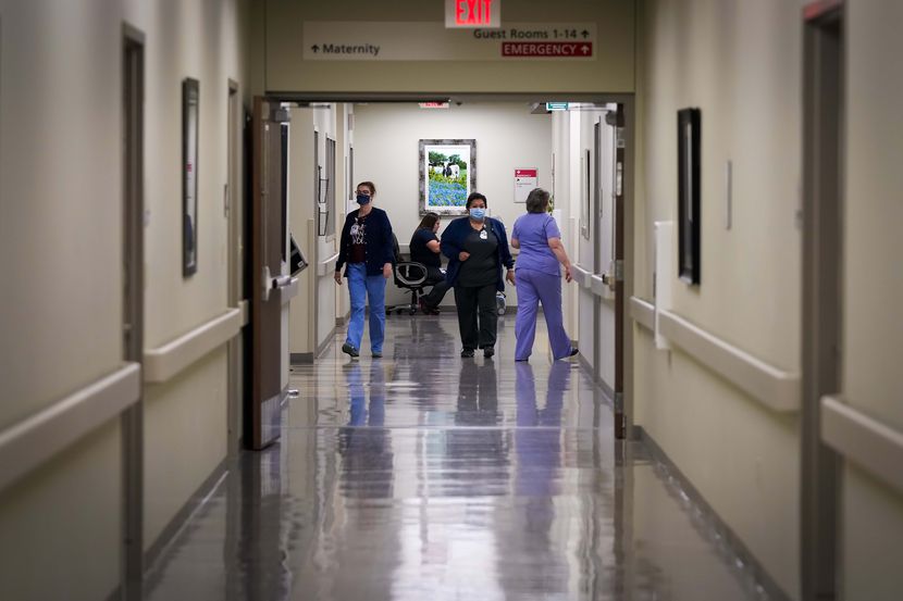 El aumento en las hospitalizaciones en el condado de Dallas han activado las alertas para...