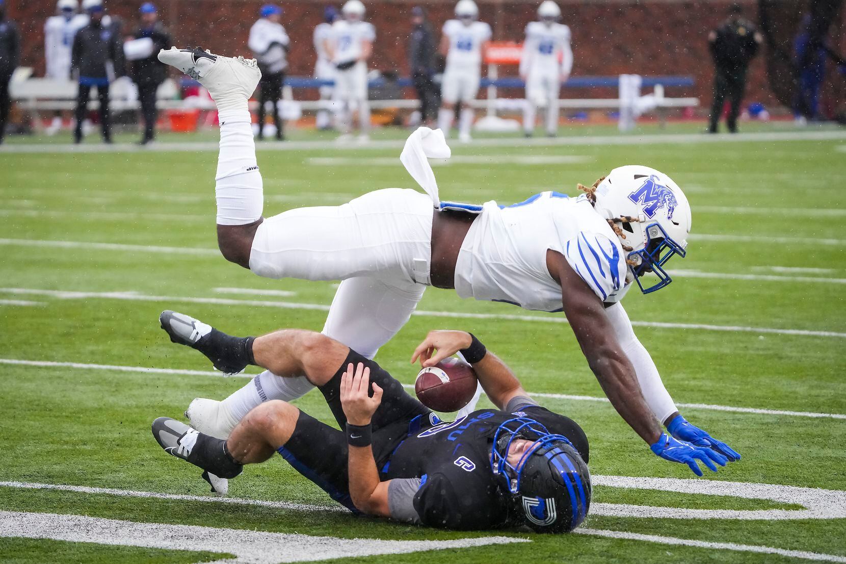 SMU quarterback Tanner Mordecai (8) is brought down by Memphis linebacker Tyler Murray (5) ...