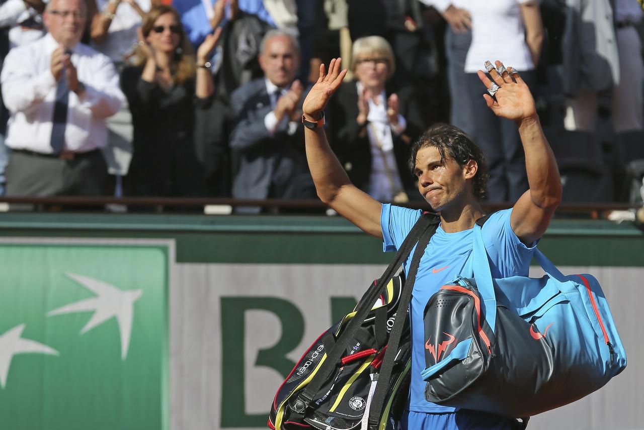 El serbio Novak Djokovic cortó el miércoles una racha de 39 triunfos de Rafael Nadal (foto)...
