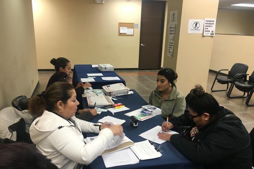 Voluntarios ayudan durante una clínica de ciudadanía en el consulado mexicano en Dallas el 6...