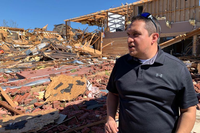 El pastor Ricardo Brambila, de la Primera Iglesia Bautista Mexicana, observa la destrucción...