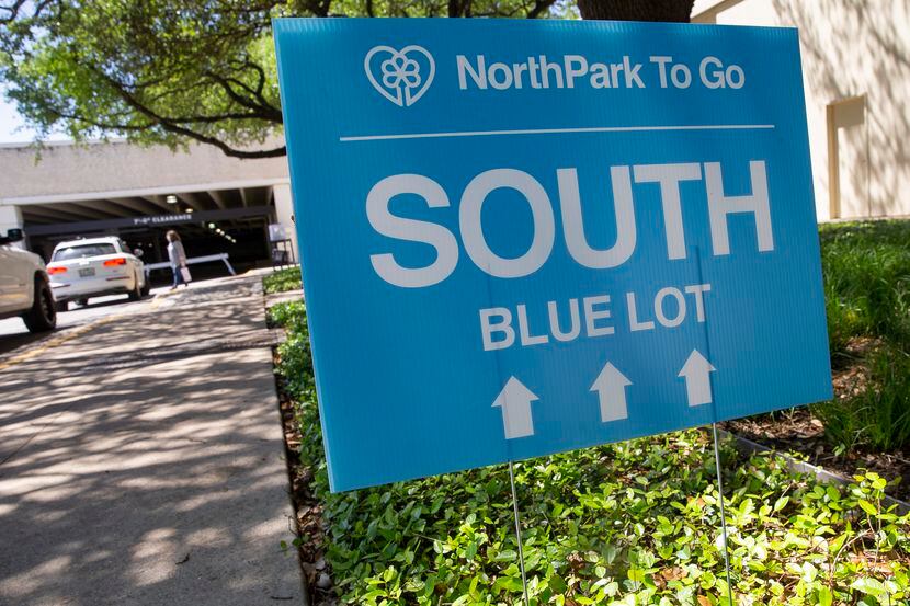 En NorthPark se ha designado estacionamiento por colores para que los clientes retiren sus...