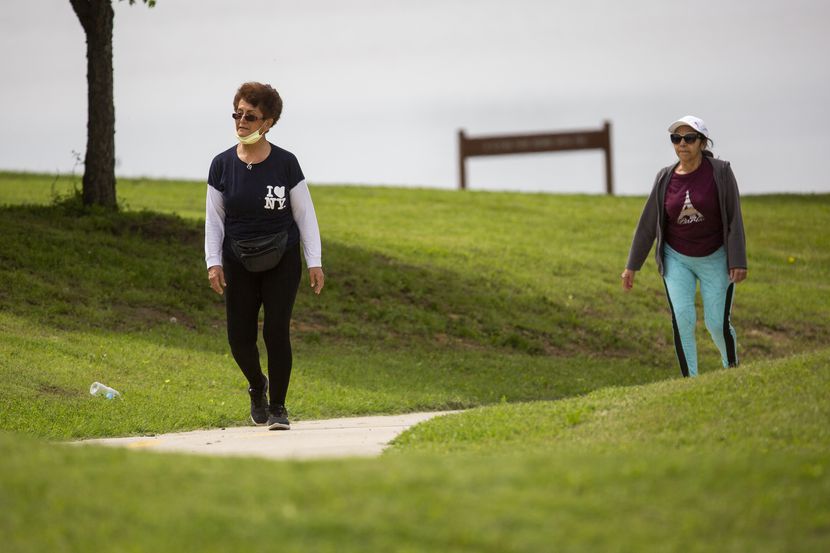 Christina Martínez (izq.) camina junta a su vecina Teresa Rodríguez en Bachman Lake Park,...