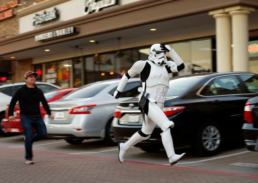 Dos aficionados de Star Wars corriendo afuera del Alamo Draft House en Richardson, Texas....