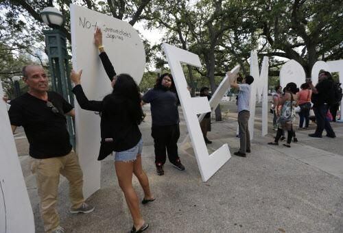 Activistas en favor de los inmigrantes levantan letras gigantes con la frase “Dream Act”, el...